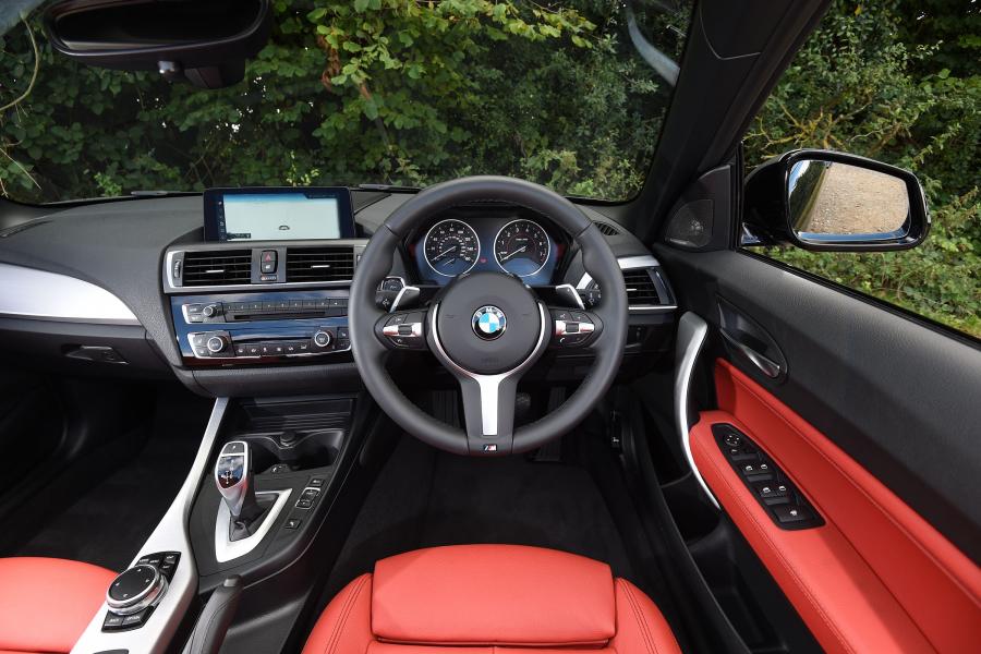 Интерьер BMW M240i Convertible 2016 года  (UK) (фото 9 из 21)